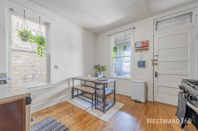 Building Photo - 2550 N Southport Ave