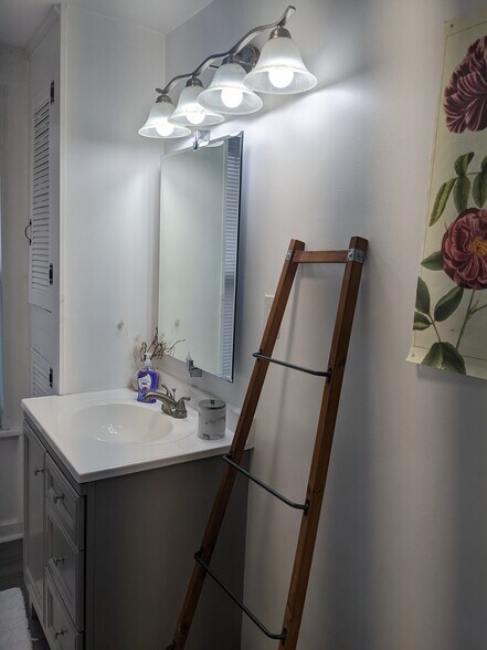 Building Photo - 8 Pleasant St