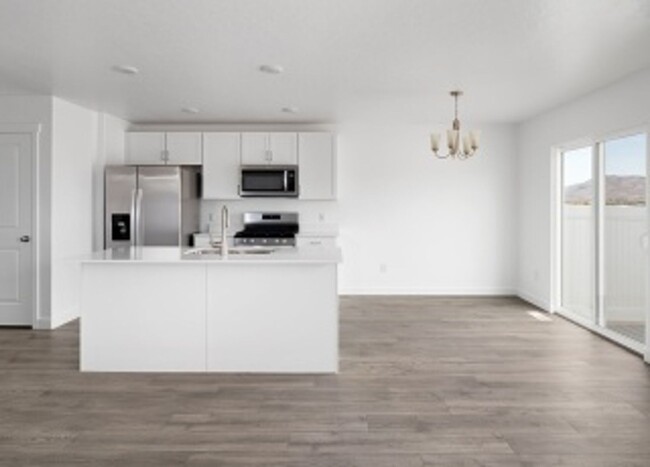 Building Photo - Like New 3 Bd 2.5 Bath Townhome