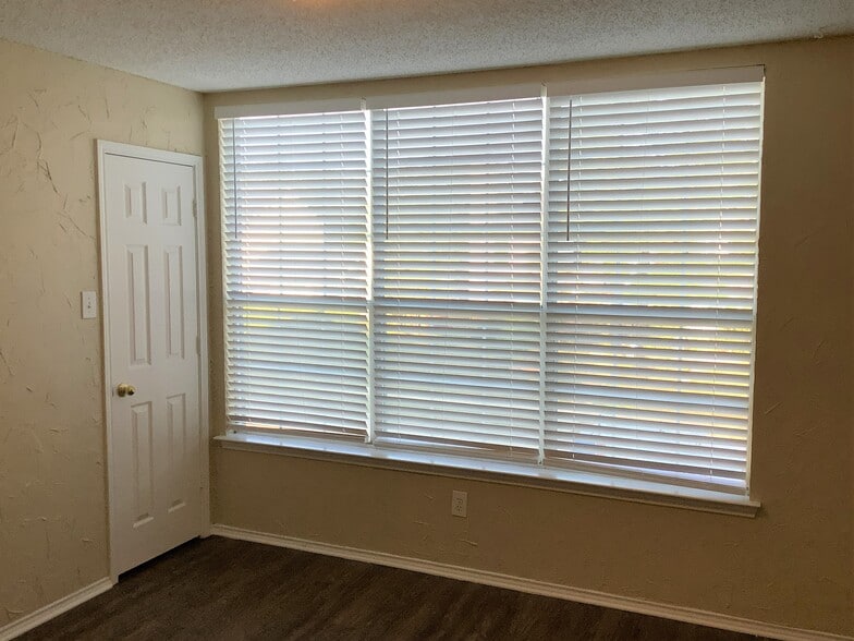 Building Photo - 1213 Calvert Dr