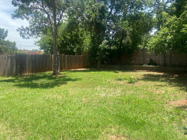 Building Photo - Updated 3 Bed 2 Bath Duplex in NW OKC