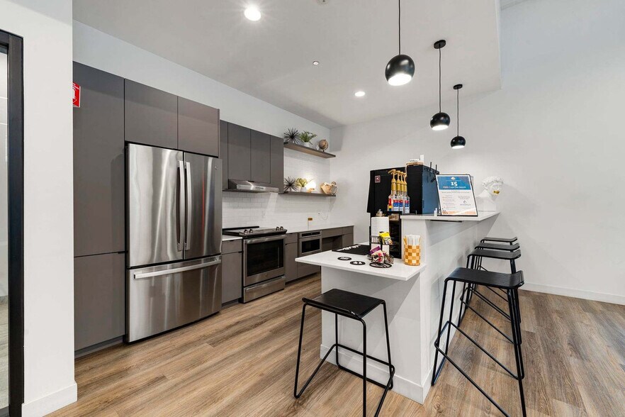 Building Photo - 853 W Blackhawk St