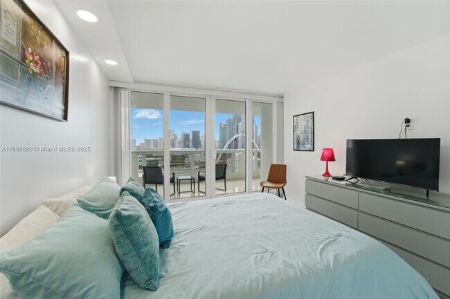 Building Photo - 1717 N Bayshore Dr