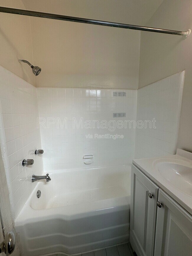 Building Photo - 1737 N Sycamore Ave