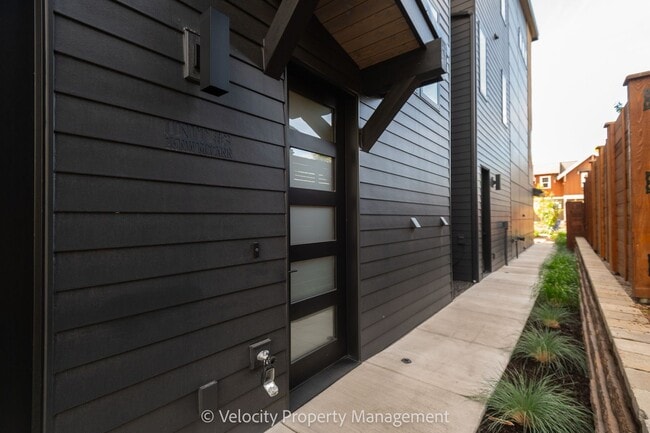 Building Photo - Partially Furnished Luxury Westside Townhome!