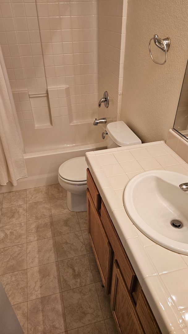 Building Photo - Large Six bedroom home for rent.