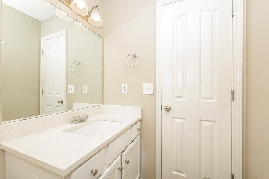 Building Photo - 1502 Killarney Dr
