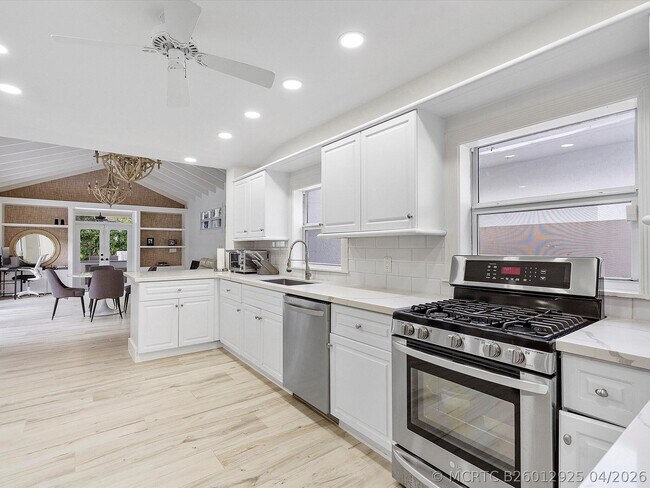 Building Photo - 411 Poinciana Dr