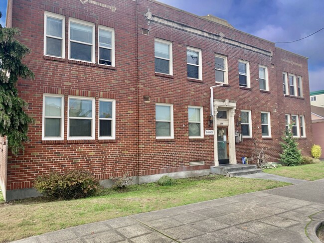 Building - 2541 15th Ave S