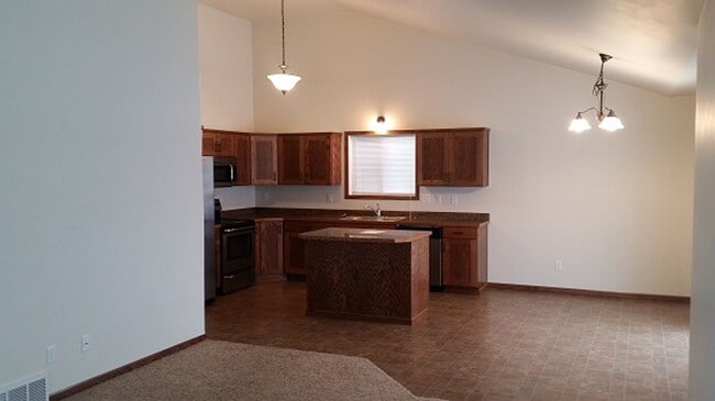 Building Photo - 3 Bed 3 Bath Twin Home