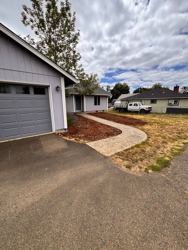 Building Photo - Newton Creek 3 bedroom 2 bath home