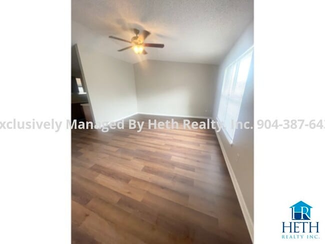 Building Photo - 3 Bedroom home ready for move in