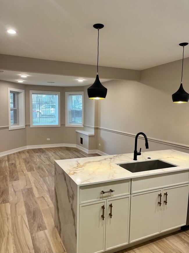 Building Photo - 2934 N Avers Ave