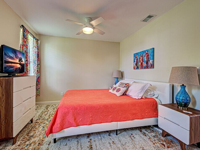 Building Photo - Seasonal Rental Near Venice – Pet-Friendly 3 Bed, 2 Bath Home