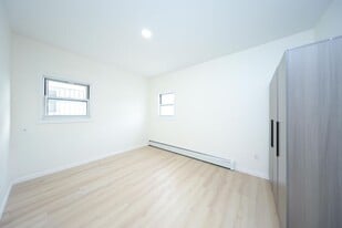 Building Photo - 1632 W 4th St