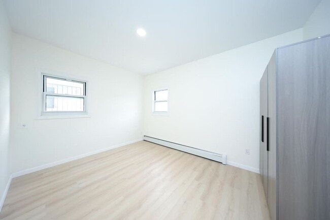 Building Photo - 1632 W 4th St