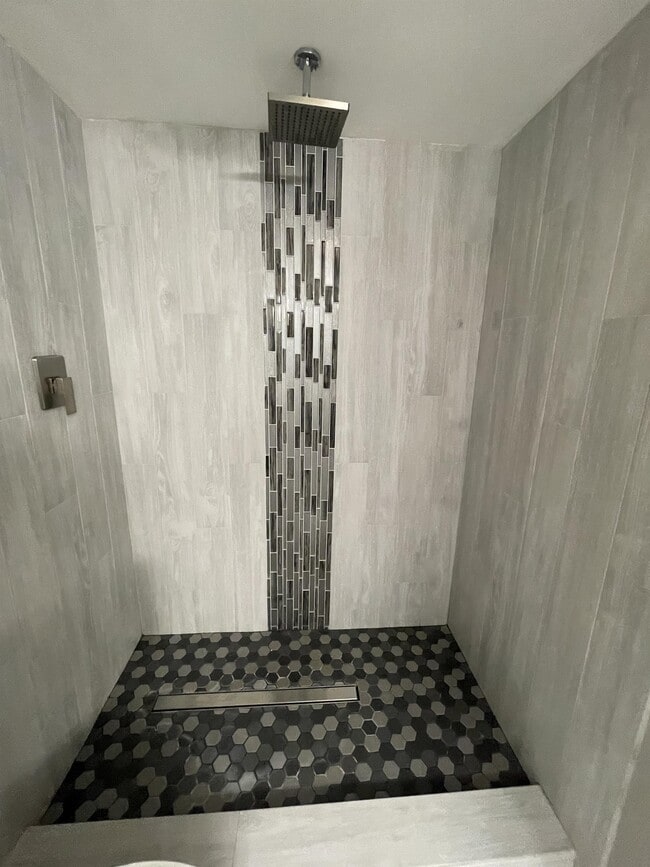 Building Photo - 2820 N Oakland Forest Dr