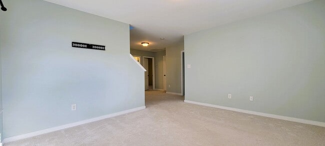 Building Photo - Large 4 bedroom 3 1/2 bath home that backs up to the 15th green in Magnolia Green.