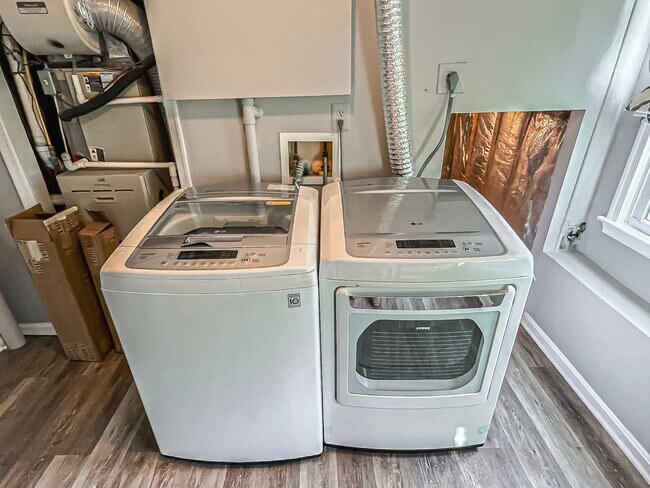 Building Photo - Magnificent 5 Bed 3 Bath Colonial Home Sitting On Massive Lot In Sought After Cabels Mills