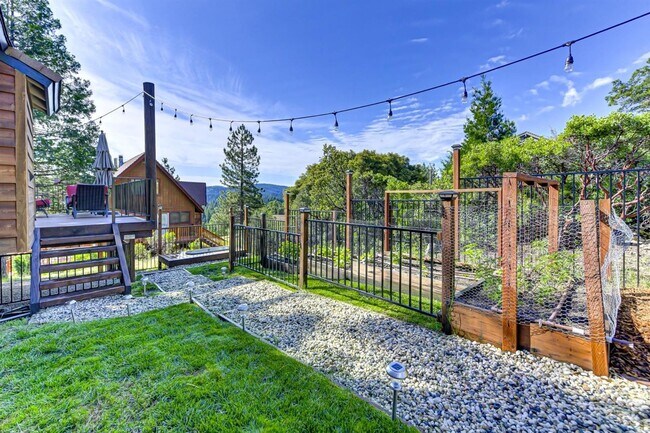 Building Photo - 2 Bedroom Home Tucked away in the Sierras