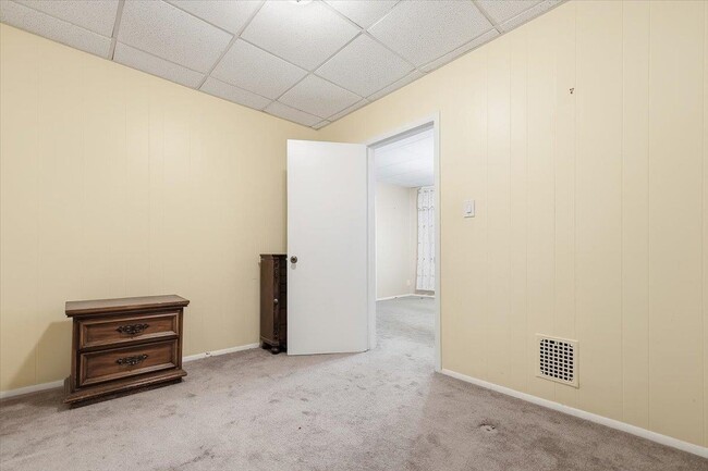 Building Photo - 98 W 47th St