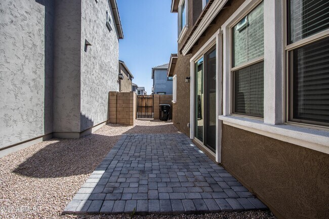 Building Photo - 261 N Sandal