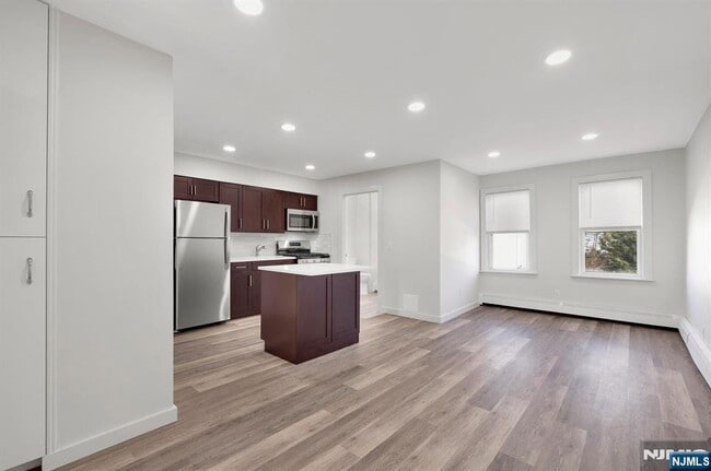 Building Photo - 561 Broad St