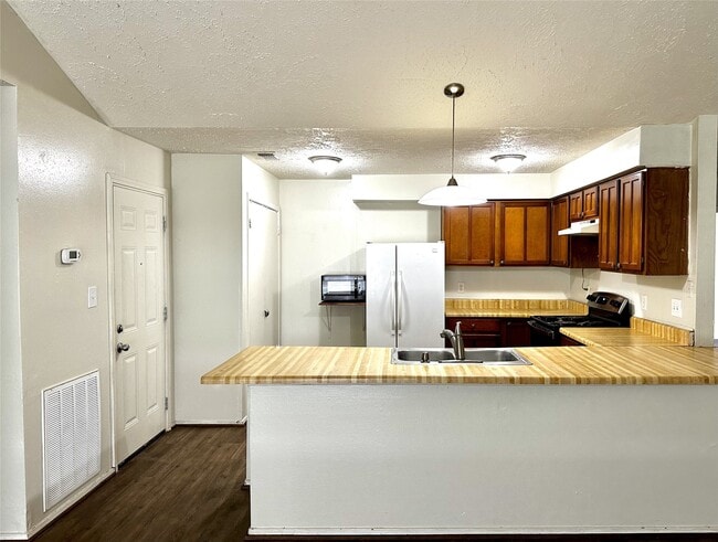 Building Photo - 13322 Oak Ledge Dr