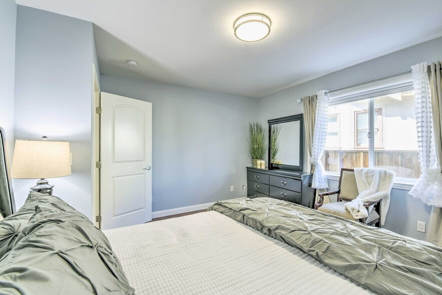 Building Photo - 532 52nd St