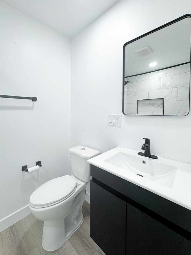 Building Photo - Freshly Renovated 3bd 2 ba in the heart of...