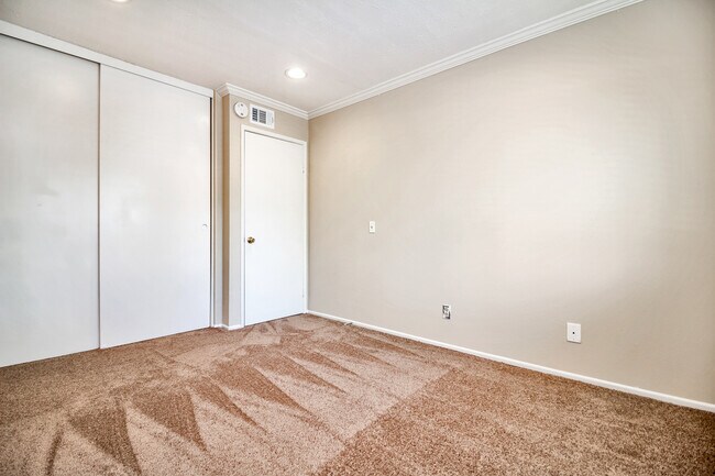 Building Photo - Live by the Lakeside -  Upgraded Spacious TOWNHOME in Lakeside Park