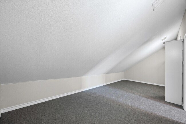 Building Photo - 1112 Highknoll Ln