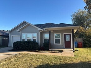 Building Photo - 3/2/1 on Quiet Street Near a Park!