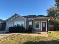 Building Photo - 3/2/1 on Quiet Street Near a Park!