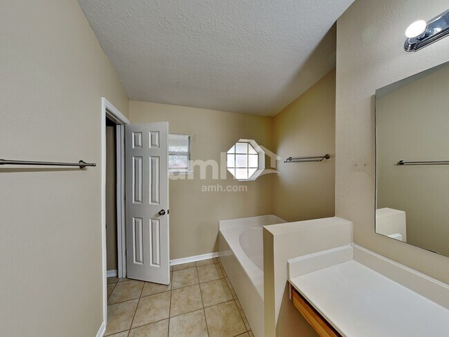 Building Photo - 194 Velveteen Place