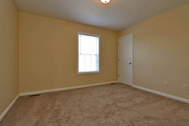 Building Photo - 4 Bedroom House Close to Campus