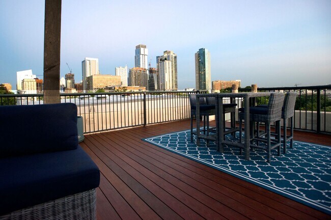 Building Photo - Luxury 1 Bed, 1.5 Bath Loft with Spectacular Downtown City Views