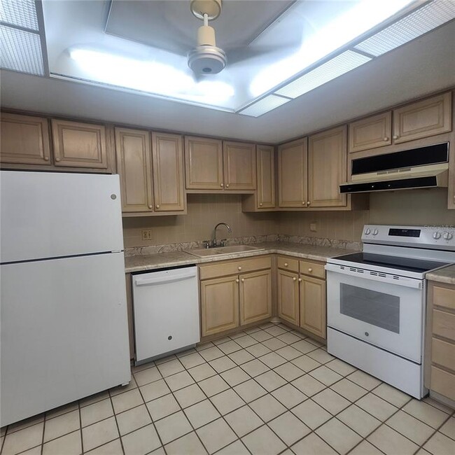 Building Photo - 675 S Gulfview Blvd