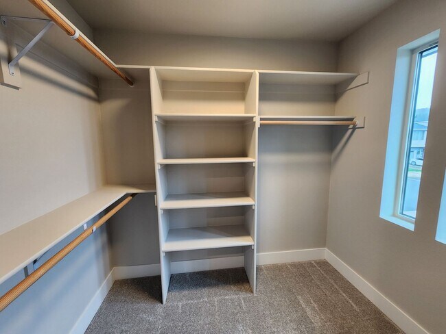 Building Photo - 3 bedroom Townhouse with Pool Access and Expansive Recreational Facilities