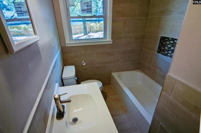 Building Photo - 1204 Omega Dr