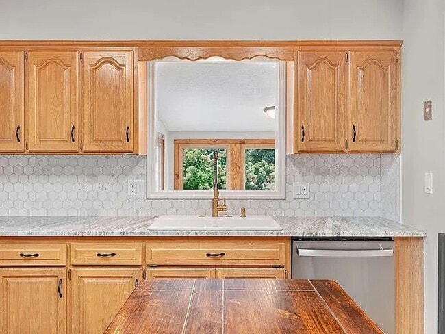 Building Photo - Your Dream Home Just Hit the Market – Don’t Miss Out!