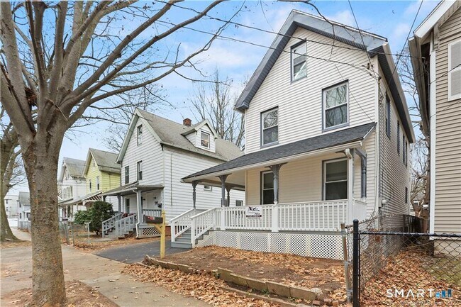 Building Photo - 393 Huntington St
