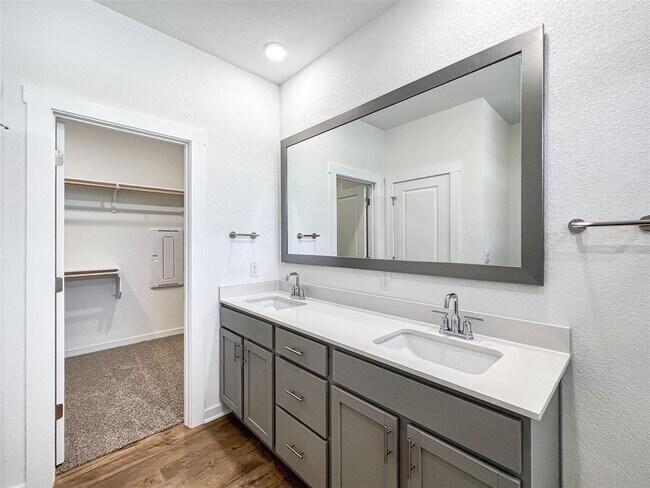 Building Photo - 1829 Walnut Grv Bnd
