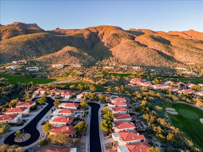 Building Photo - 3 Bedroom 2 Bathroom + Den   Gated Communi...