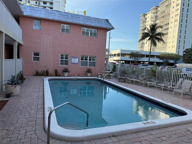 Building Photo - 1450 N Riverside Dr