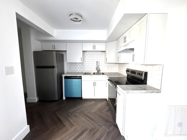 Building Photo - Completely Remodeled 2BR/1.5BA Townhome – City Convenience!