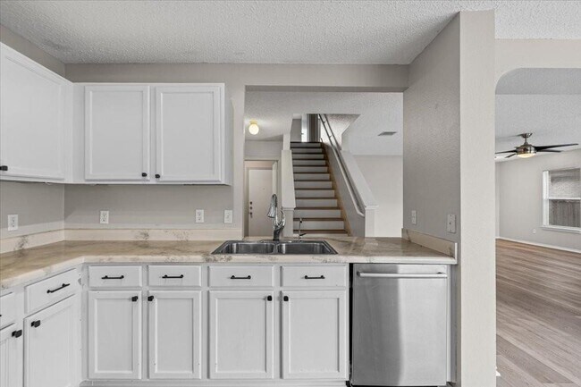 Building Photo - 2423 Byfield Dr