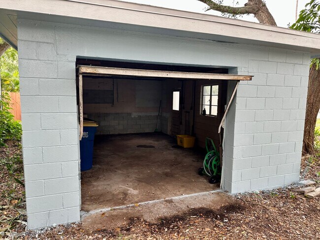 Building Photo - Stunningly Renovated 2/1 near the water av...