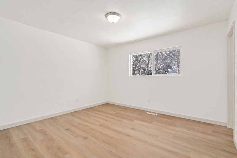 Building Photo - 413 Irish Dr