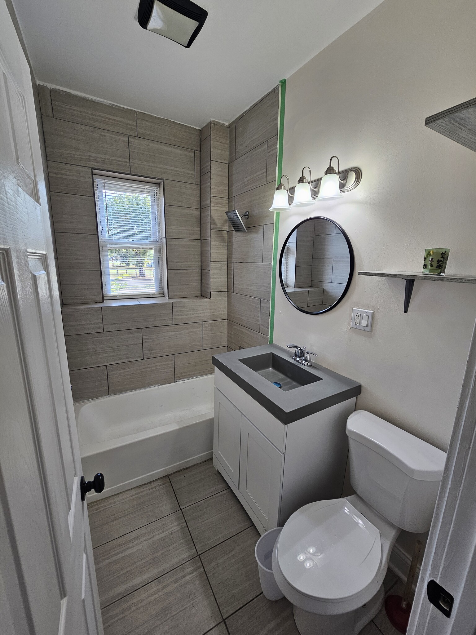 Building Photo - 719 S Central Park Ave